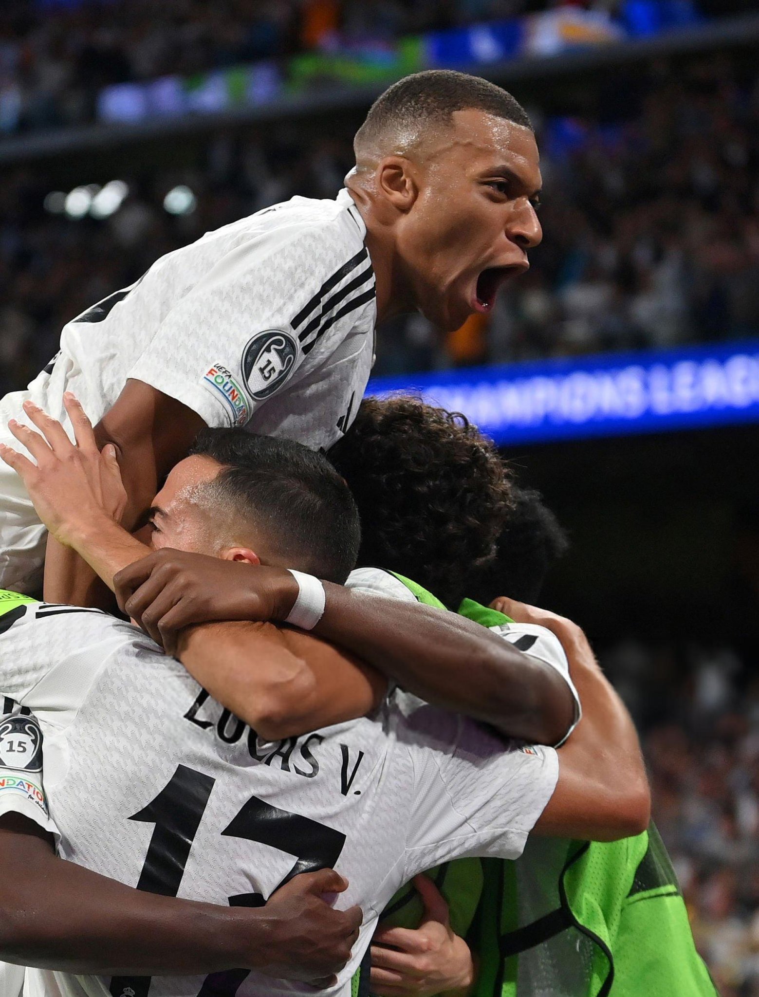 欧预赛激烈对抗，抢七战引发球迷热议