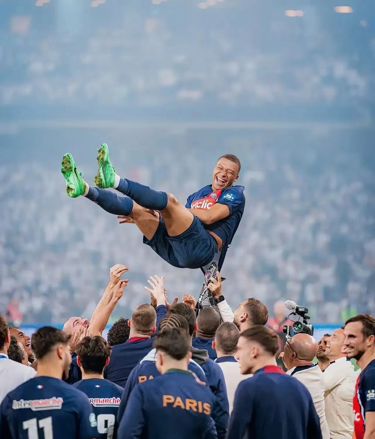 利勒斯俱乐部在法国联赛中努力超越对手