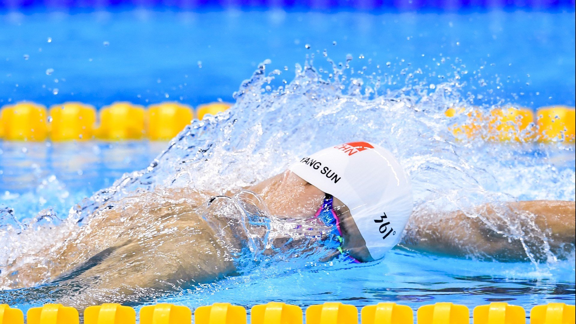 暗夜中的觉醒，楚阿梅尼的压力之舞与伊朗的沙漠风暴